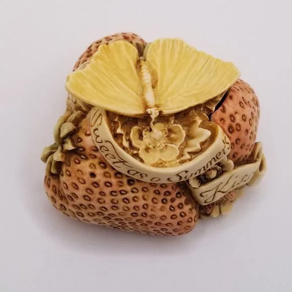 Harmony Kingdom Sweet As A Summer Kiss Strawberries Strawberry Figurine England - Picture 2 of 12